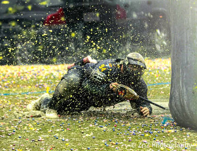 paintball terenowy w deszczu i błocie