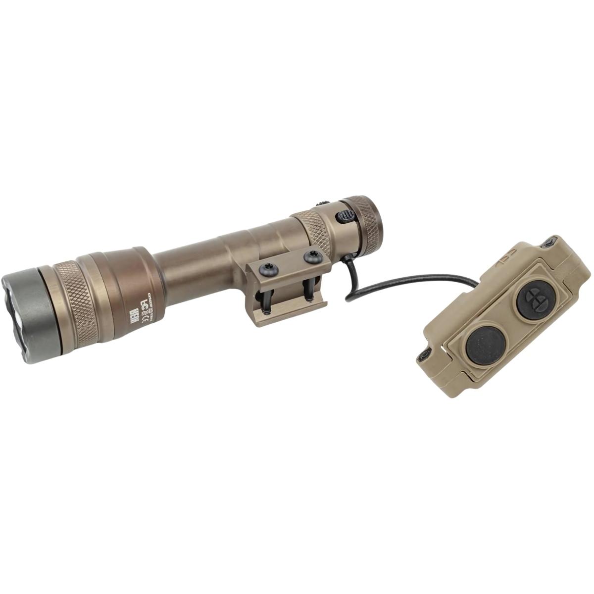 Porównanie latarki taktycznej obok standardowej latarki kieszonkowej