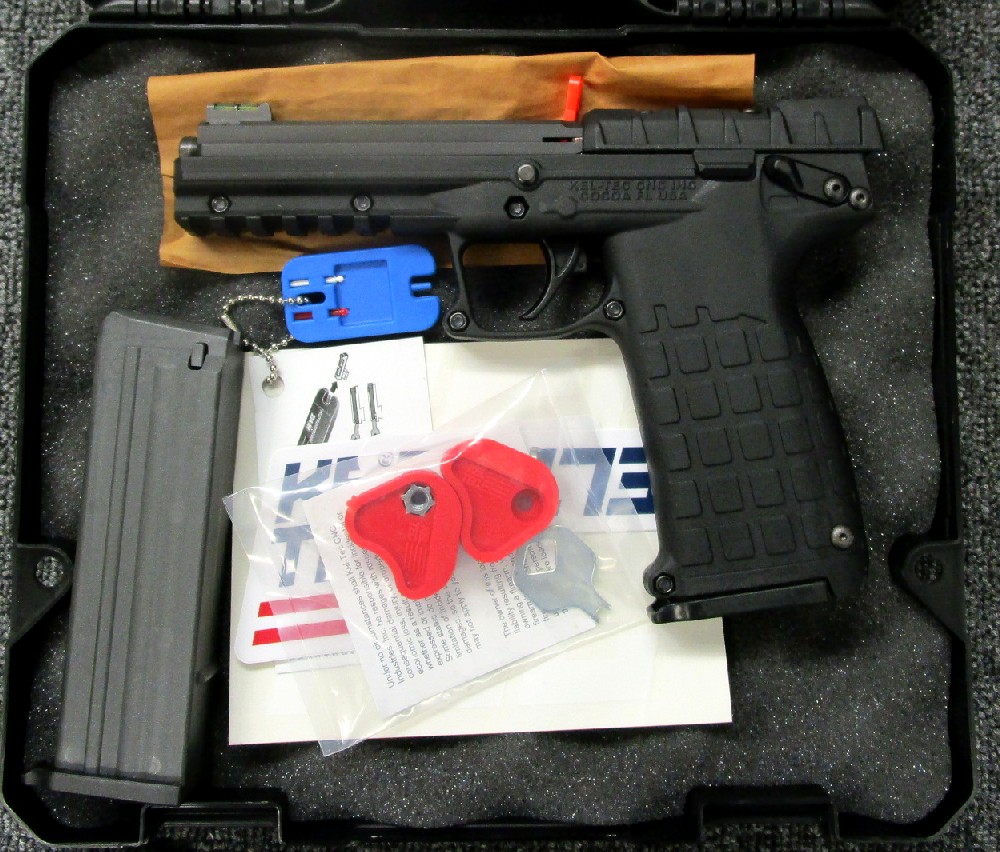 Radiotelefon PMR 446 trzymany w dłoni z wyświetlaczem kanałów i anteną składaną