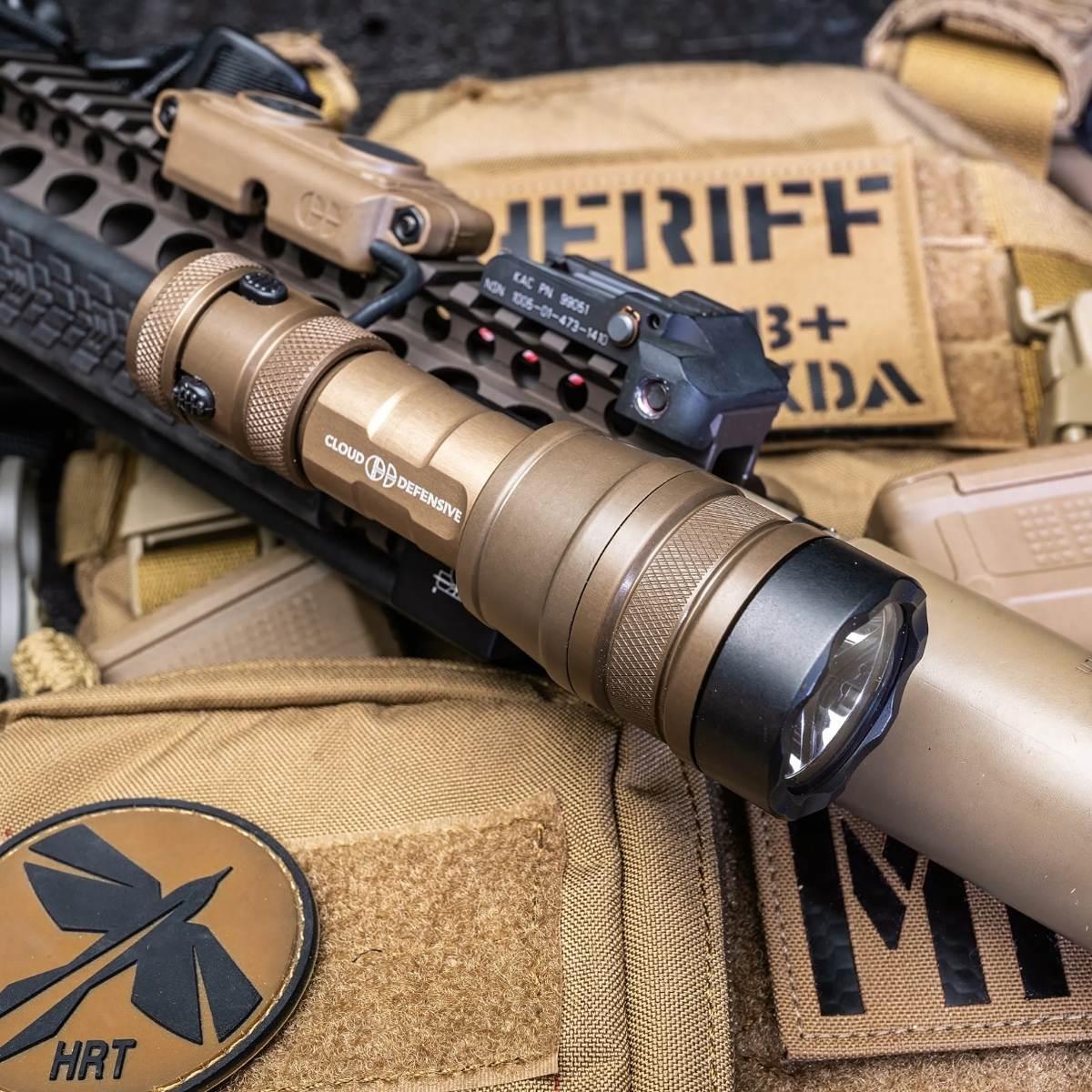 Panel sterowania latarki z przyciskami regulacji jasności i trybów