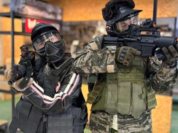 Czarna kamizelka taktyczna ASG z kieszeniami i mocowaniami MOLLE na manekinie