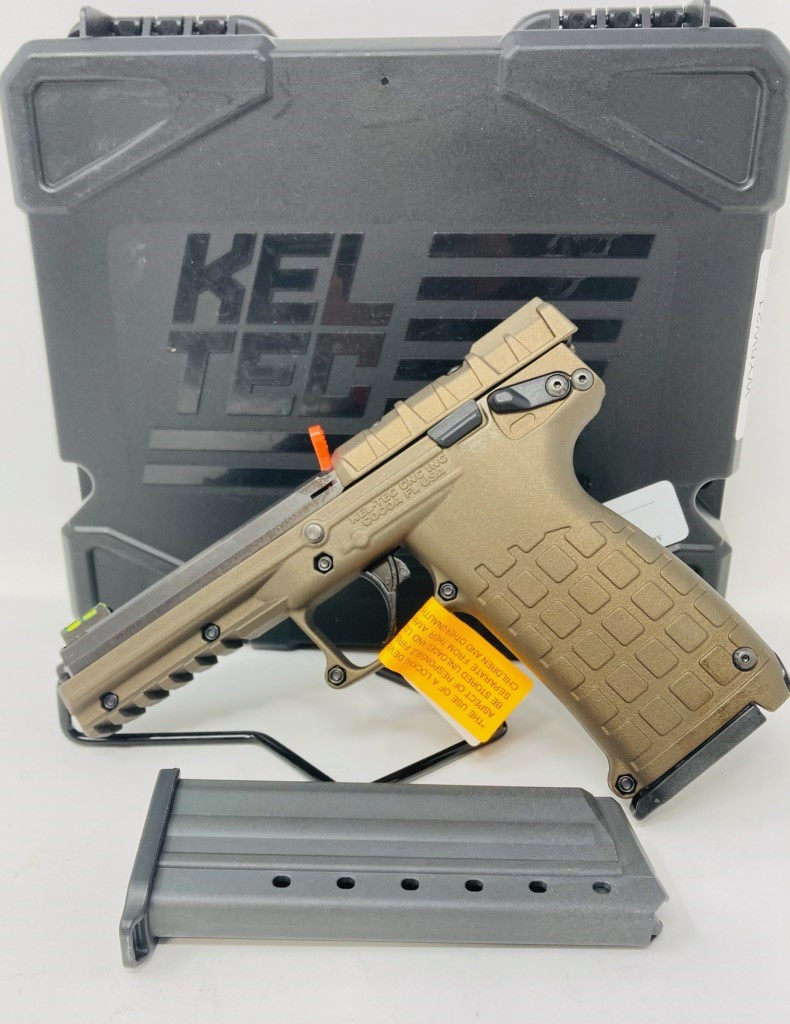 Airsoftowiec zakłada antenę navcomm na hełm podczas przygotowań do gry w lesie