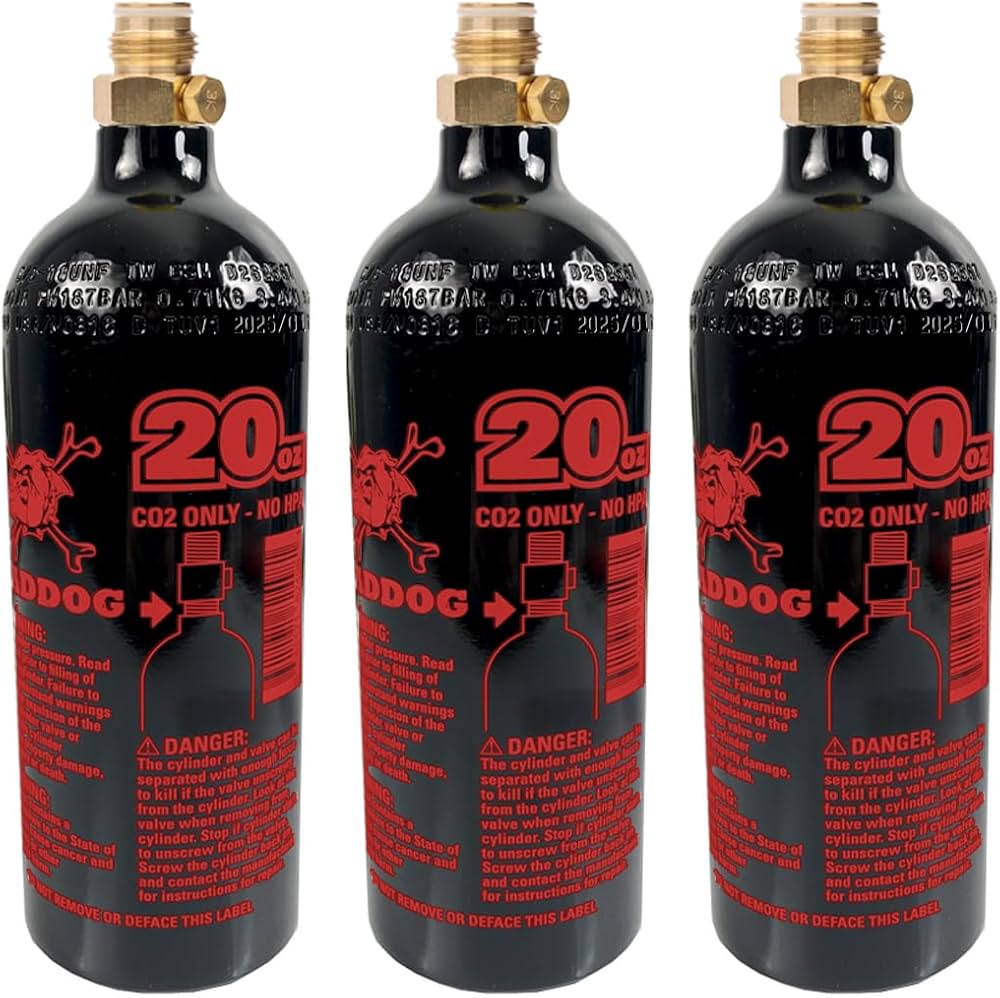 Butla HPA sprężonego powietrza stabilnie podłączona do markera paintballowego bez oznak kondensacji