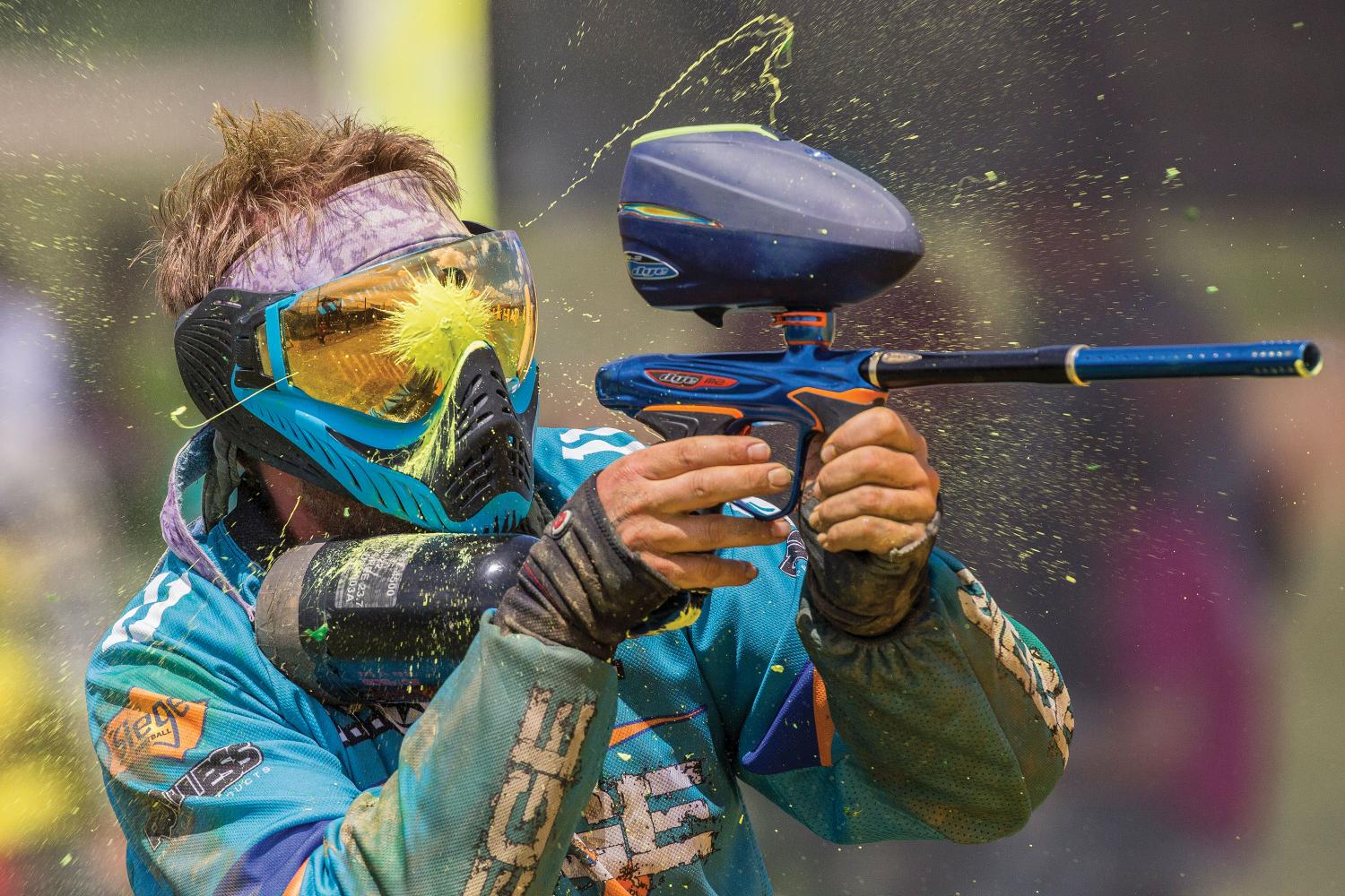 Marker paintballowy HPA strzelający ciągłą serią kul bez spadku ciśnienia na symulowanym polu