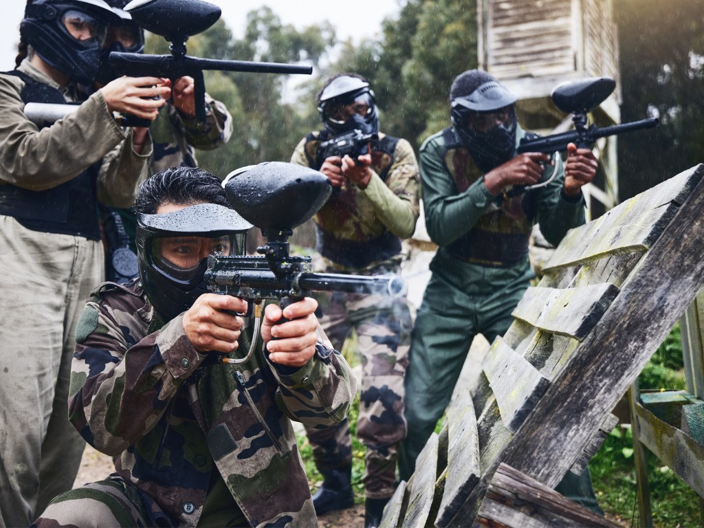 gracz paintball triumfujący z uniesioną pięścią po wygranej