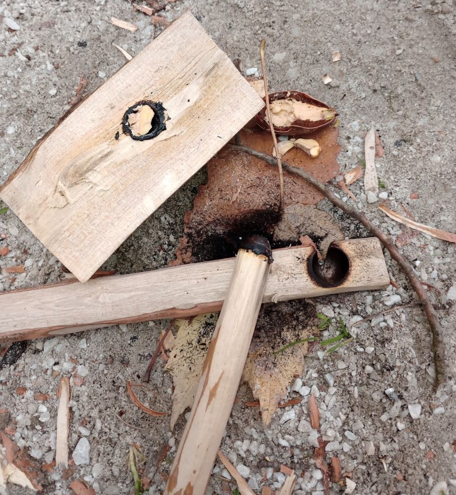 żarzenie wełny stalowej od baterii stalowa wełna żarzy się czerwono podłączona do baterii AA