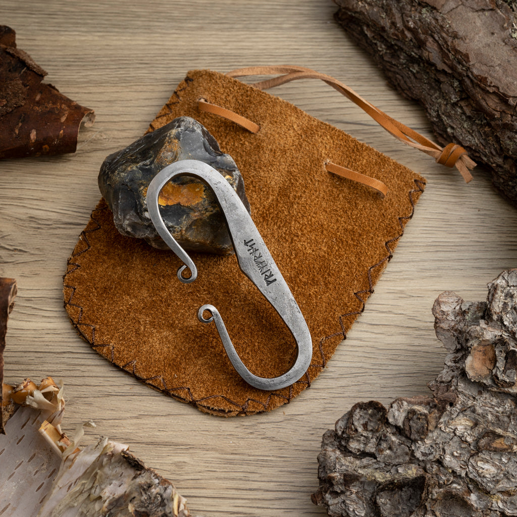 zbieranie naturalnej hubki do rozpalania ręce zbierają suchy mech i korę jako hubkę z drzewa w lesie