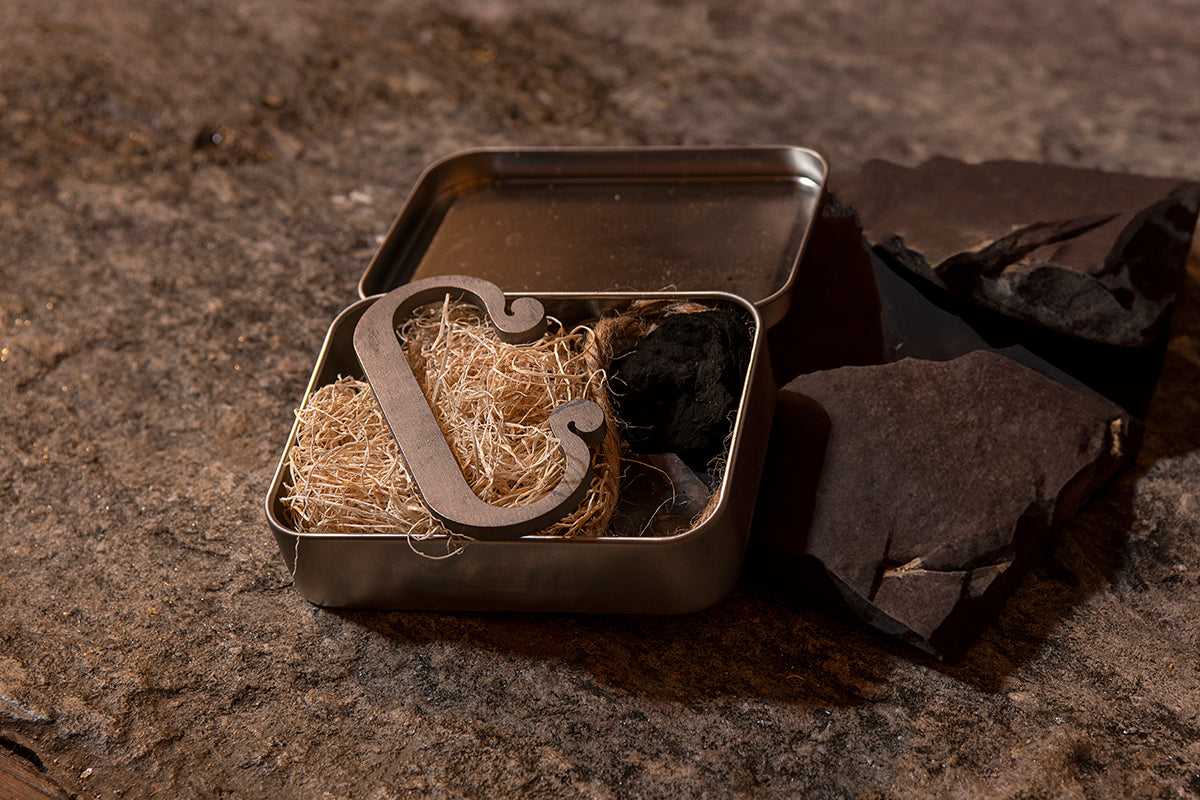 gotowe ognisko płonące w lesie płonące ognisko z płomieniami i dymem otoczonymi suchymi gałęziami