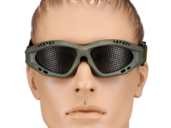 grupa graczy ASG w okularach ochronnych na polu bitwy z bronią