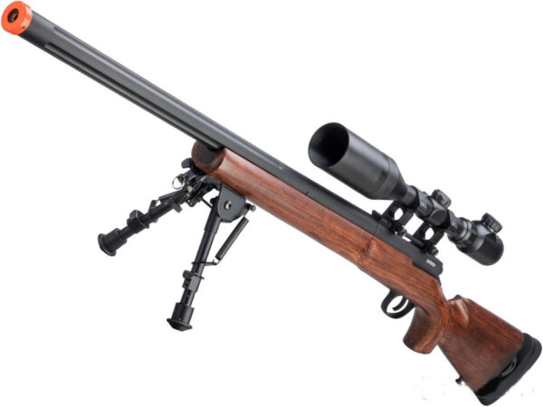 dwa czarne karabiny snajperskie ASG spring i AEG obok siebie na stole