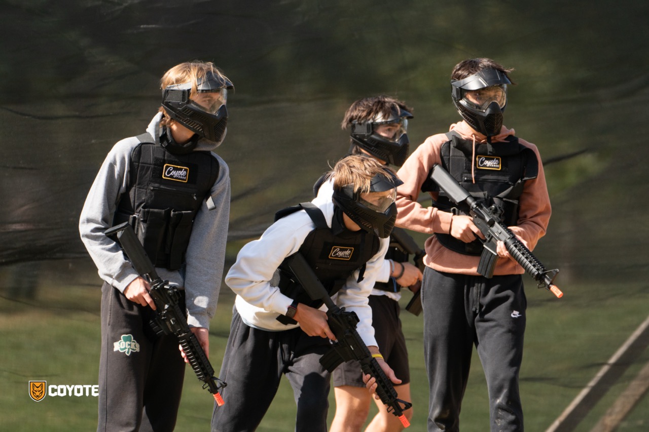 brak śladu na mundurze airsoftowca po trafieniu podczas gry w lesie