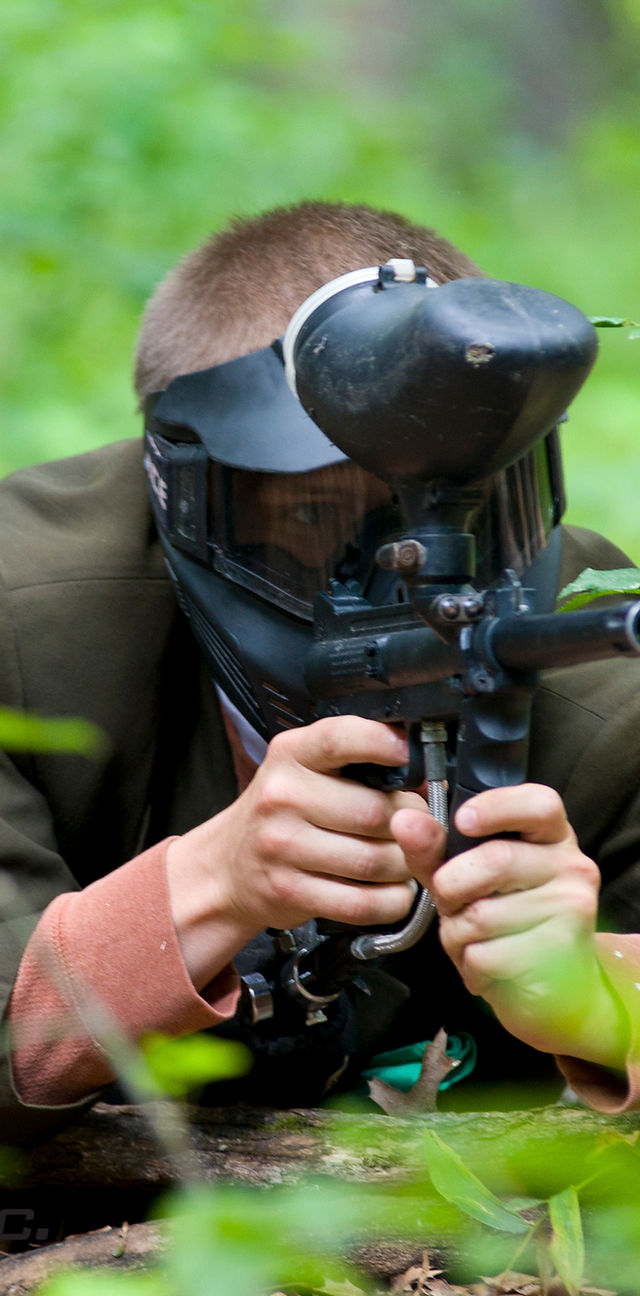 grupa paintball odpoczywająca po grze z zmęczonymi uśmiechami