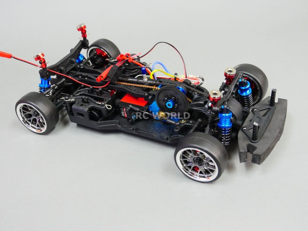 podniesiony samochód RC w driftowaniu niebieski samochód RC z podniesionym tylnym zderzakiem w czasie driftu
