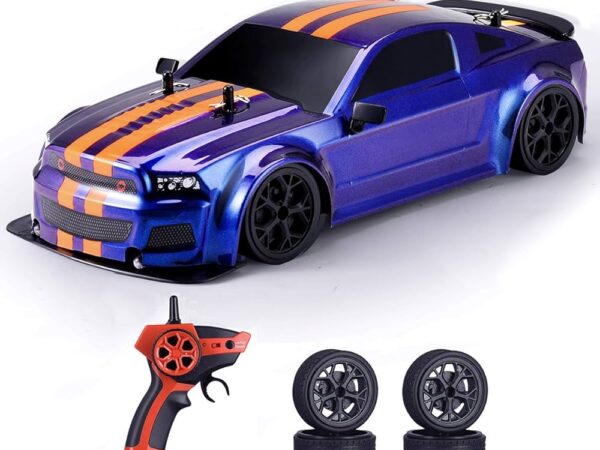 czerwony samochód RC driftujący po szutrowej nawierzchni