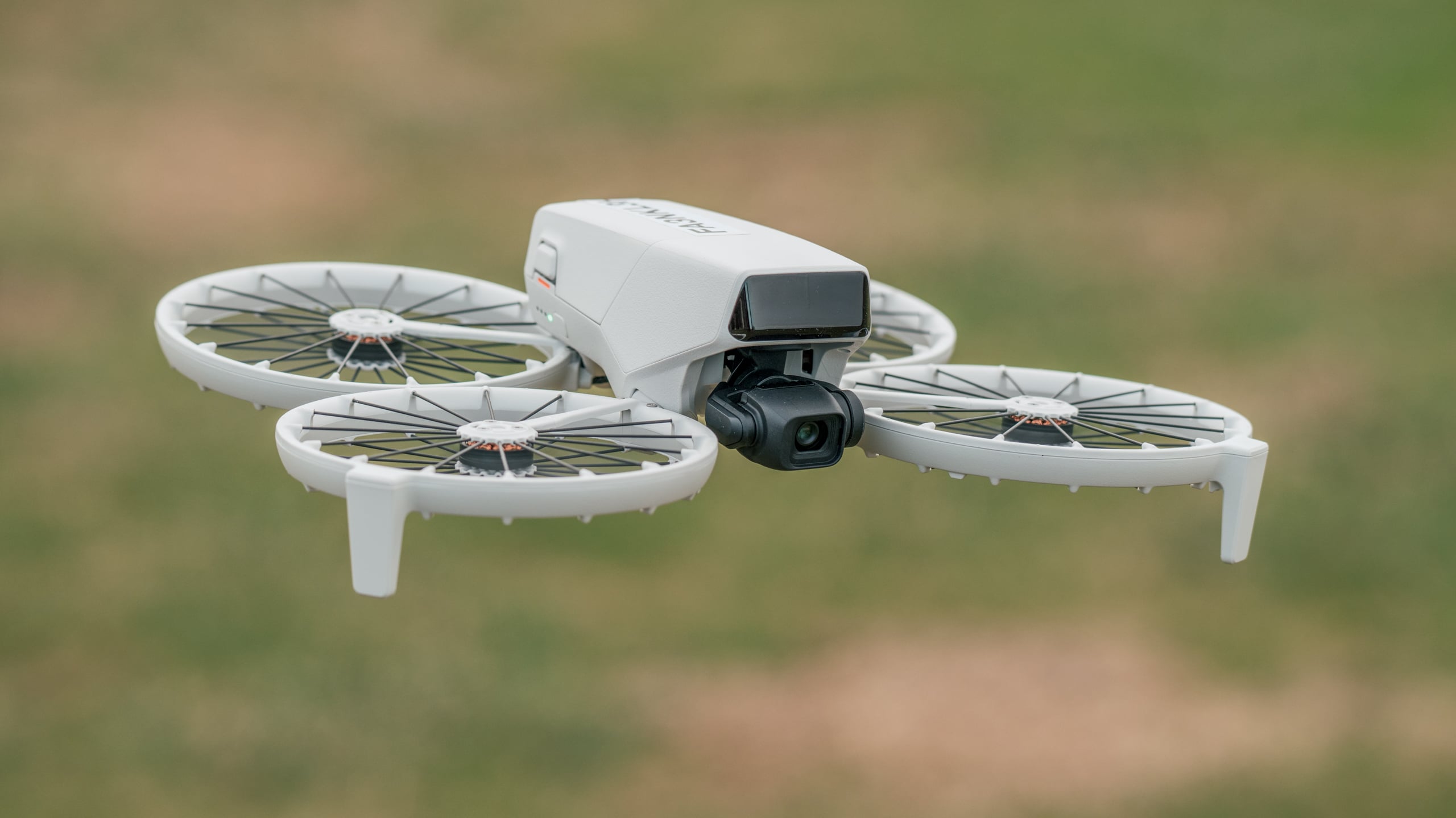dron nagrywający jezioro dron z kamerą nagrywający krajobraz jeziora