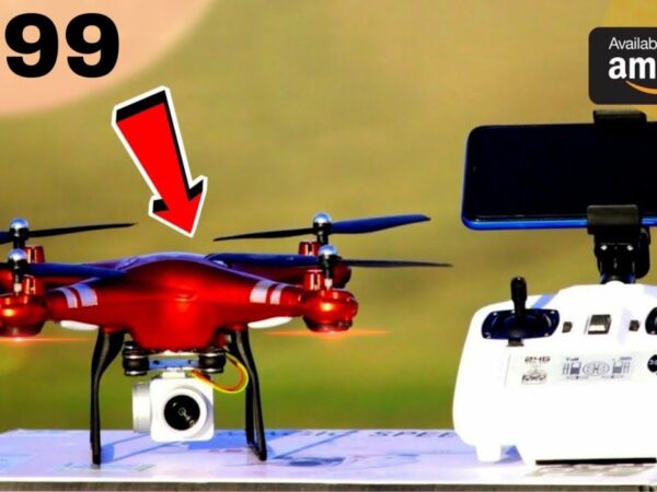 dron z kamerą unoszący się nad zielonym polem