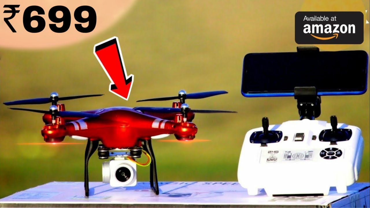 dron z kamerą unoszący się nad zielonym polem