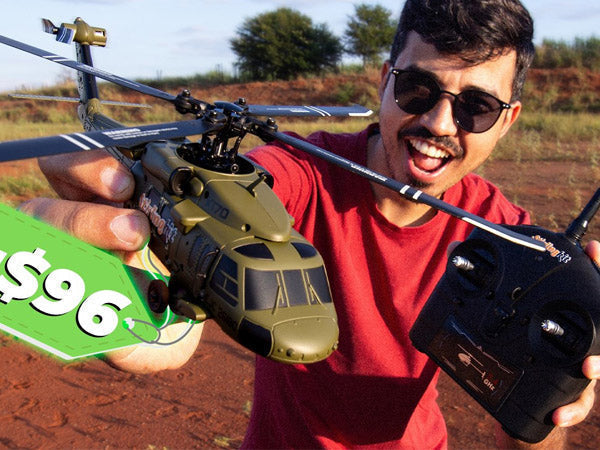 helikopter RC z wirnikiem model helikoptera RC z widocznymi śmigłami na tle nieba