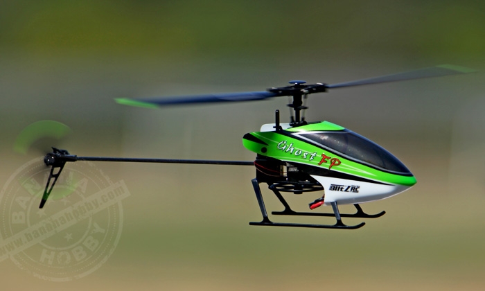 niebieski helikopter RC w powietrzu helikopter RC z detalami kadłuba w kolorze niebieskim w locie